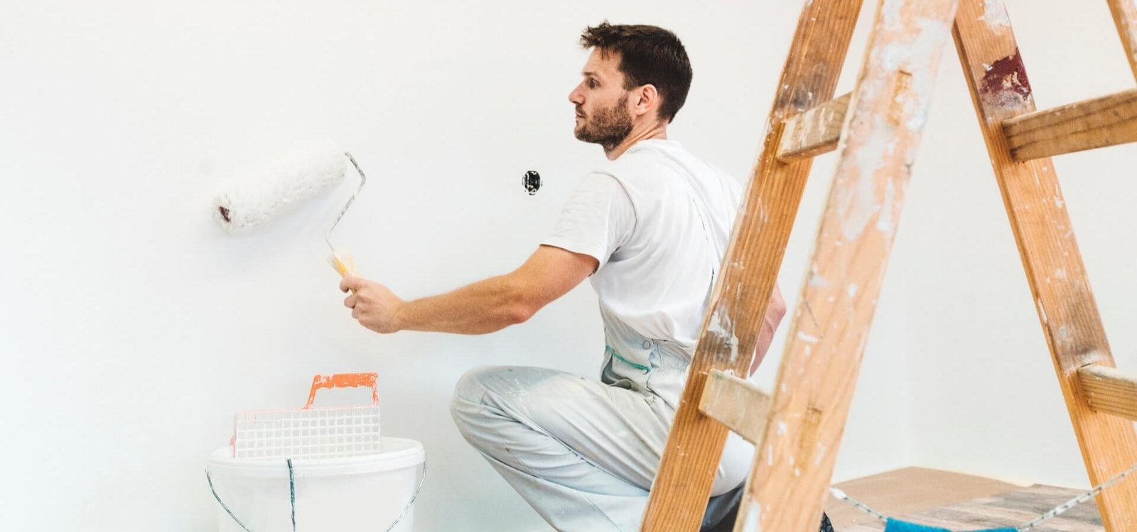 Peintre en bâtiment travaillant en hauteur